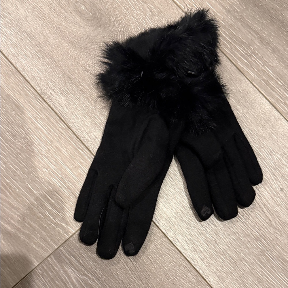 Commense Black Fur-Trimmed Gloves